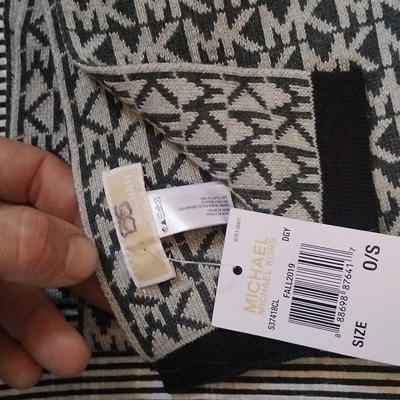 🎁💝NWT Michael Kors dark grey and light grey matching scarf and gloves - Picture 5 of 6